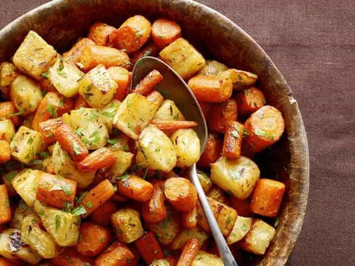 RIBlogHolidayRecipes2022125geo River Islands carrots celery in a bowl