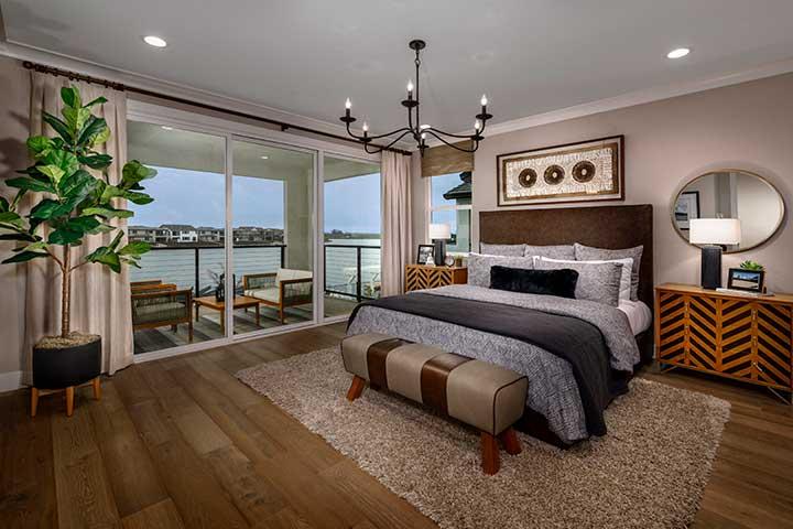primary suite with balcony